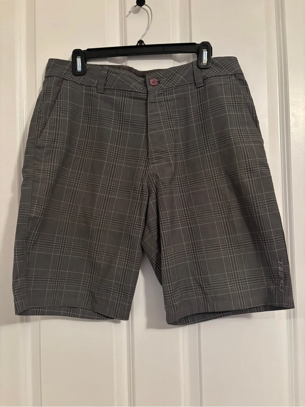 O'Neill Men's Gray Plaid Flat-Front Shorts. Size 32, Poly Blend, Pockets.